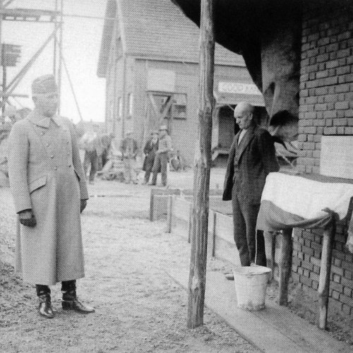 De tijdens de mobilisatie in 1939 /1940 in Voorthuizen gelegerde militairen, bouwden een opslagloods voor kunstmest die tijdelijk als paardenstalling werd gebruikt.