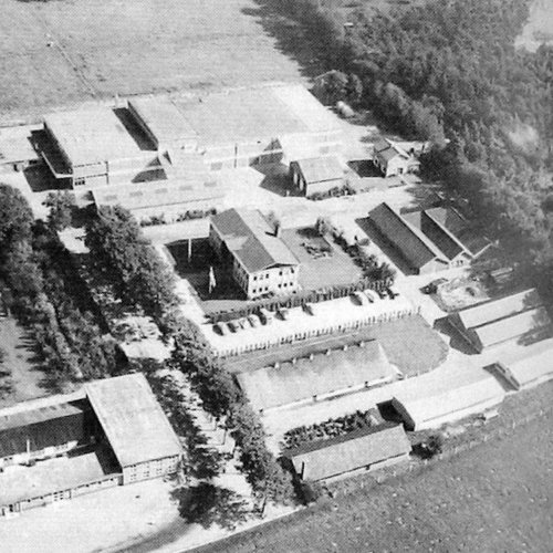 Een luchtfoto van het bedrijf aan de Tolnegenweg tussen Voorthuizen en Stroe.