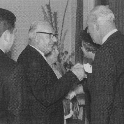 Een receptie ter gelegenheid van de directie wisseling bij Denkavit. lnr: L.R. de Roon, W.A.. Pesch, diens echtgenote,  mevrouw C. van Diepeningen van biezen en burgemeester  K. Van Diepeningen.
