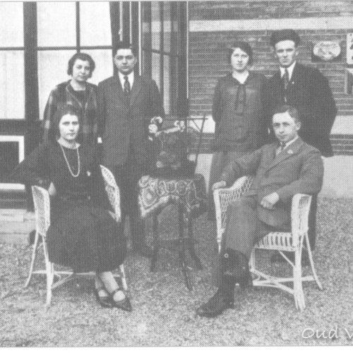 De familie Gaasbeek voor de serre naast de winkel.