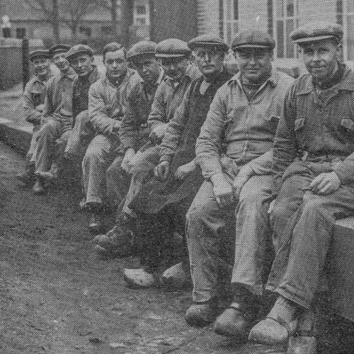 Het personeel van molenmakerij Wijnveen poseert tijdens de middagpauze voor fotograaf G.J. van de Haar.