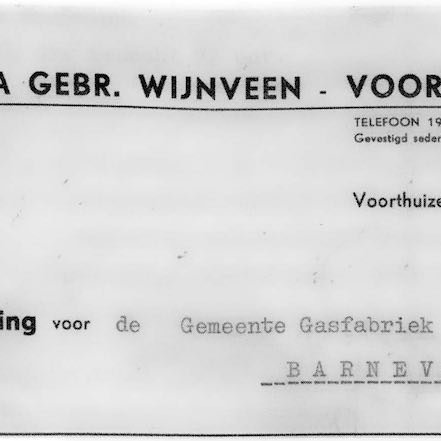 In de kop van deze rekening uit 1953 worden alle producten van het bedrijf gemeld.